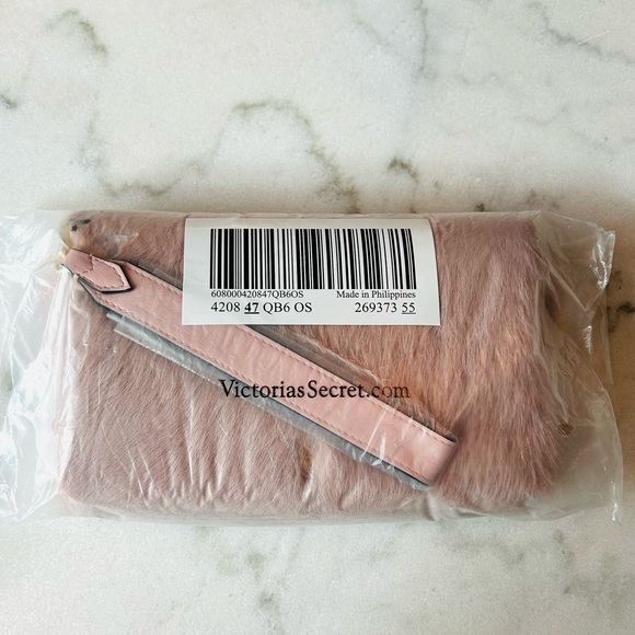 VS Phone Wristlet Victoria’s Secret Wallet Pink Cozy with Gold accents Plush NEW